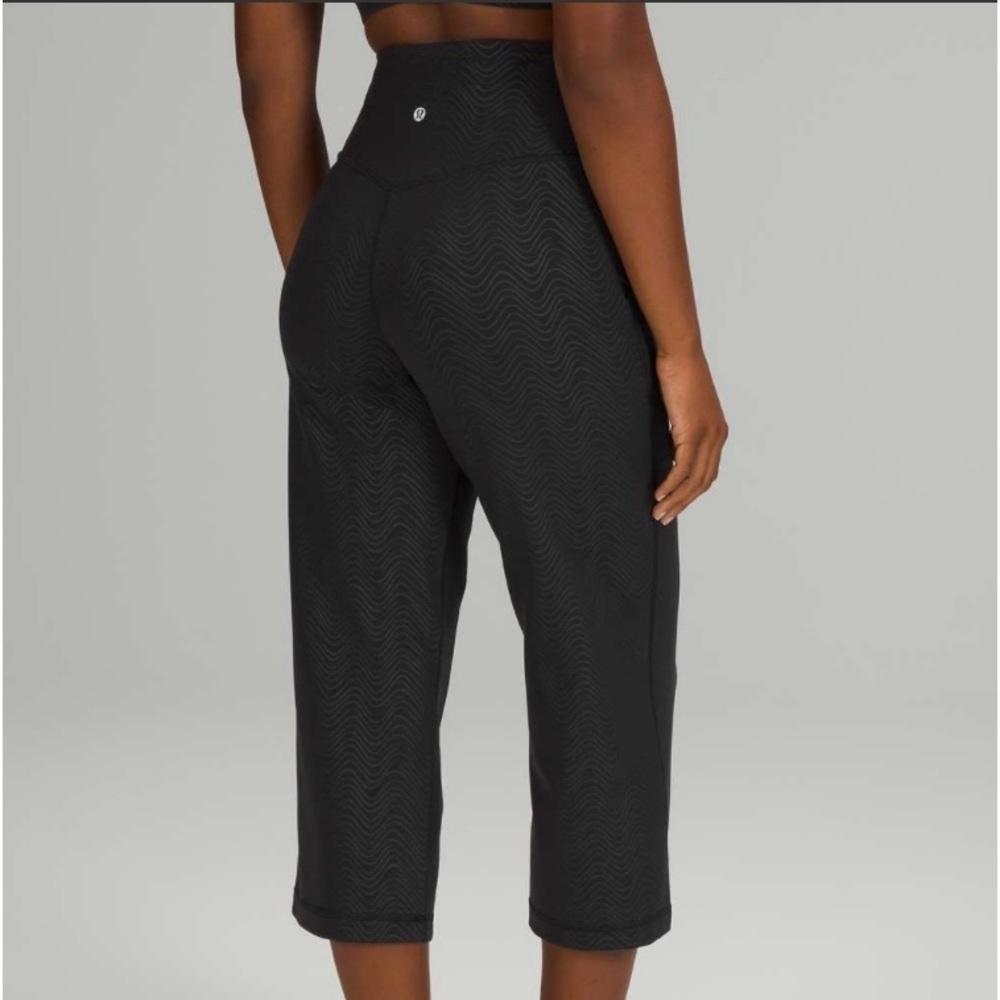 NWOT Lululemon Align Wide Leg Super-High-Rise Crop *23"
Aqueous Emboss Black